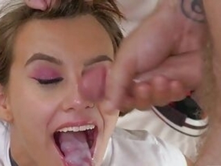 Парень фистингует беременную девушку и кончает в рот после римминга