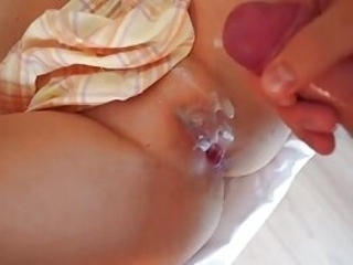 Парень трахнул сексуальную подружку и кончил на бритую киску