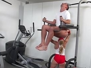 Зрелая женщина сосет большой член в спортзале и делает римминг перед куни