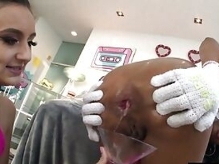 Трахнул большим членом телок в жопу и кончил внутрь