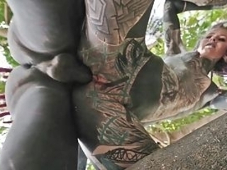 Девушка с татуировками по всему телу задорно трахается на природе